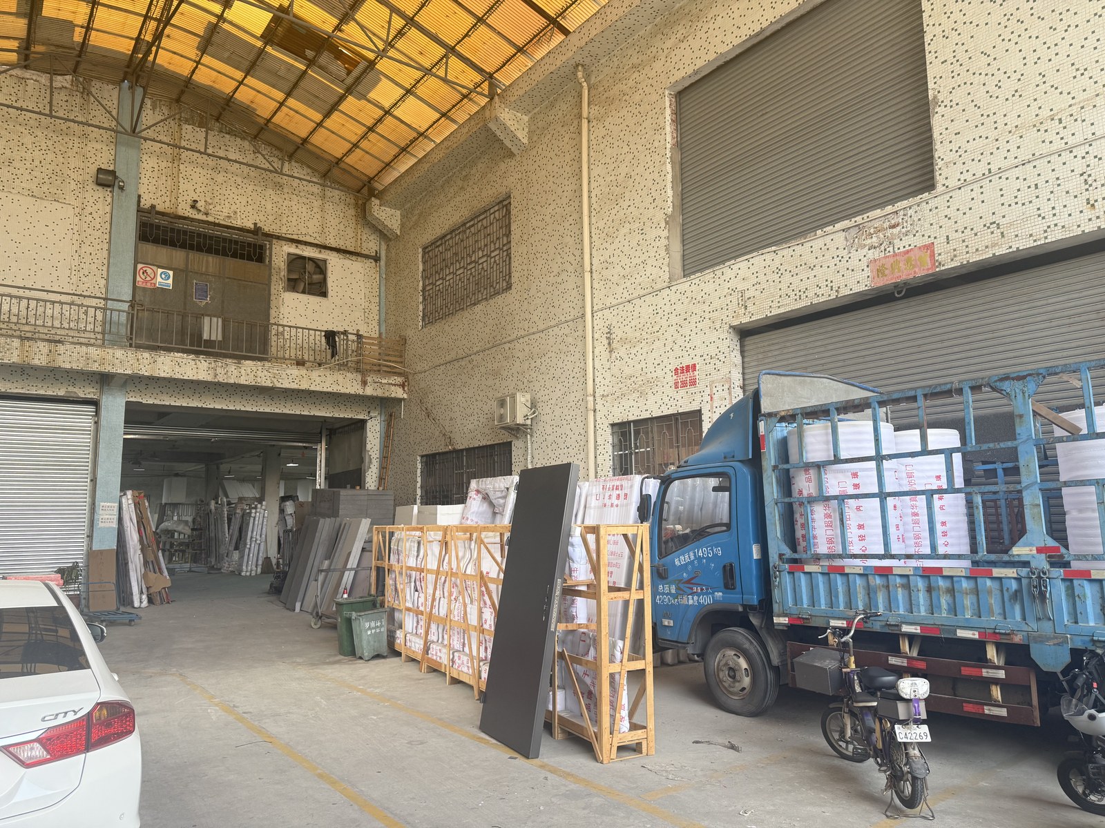 Container loading at the factory with a forklift